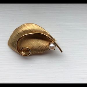 Gold Filled Vintage Leaf brooch pin